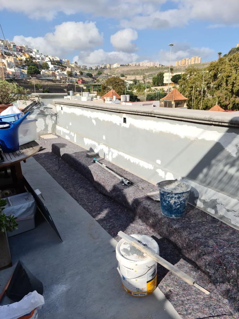 Proceso de impermeabilización profesional en terraza
