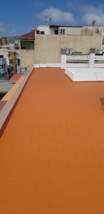 Aplicación de impermeabilizante en azotea residencial